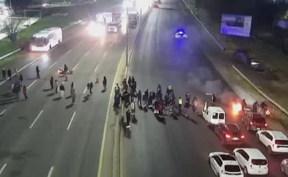 Manifestantes cortaron ambos sentidos de circulación a la altura del kilómetro 6,5, en Dock Sud