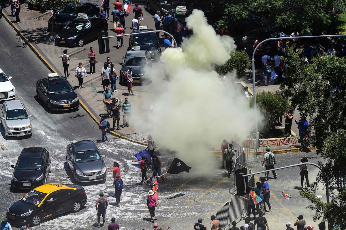 Manifestantes cortaron ayer algunas calles en el centro de Santiago