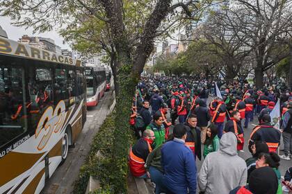 Manifestantes de distintas agrupaciones se concentran en diversos puntos del centro porteño para confluir después del mediodía en el Obelisco y desde allí marchar, a partir de las 15, hacia el Congreso en rechazo a "los formadores de precios y a la especulación", en el marco de la convocatoria realizada por la CGT, la CTA y otros espacios sindicales y de movimientos sociales.