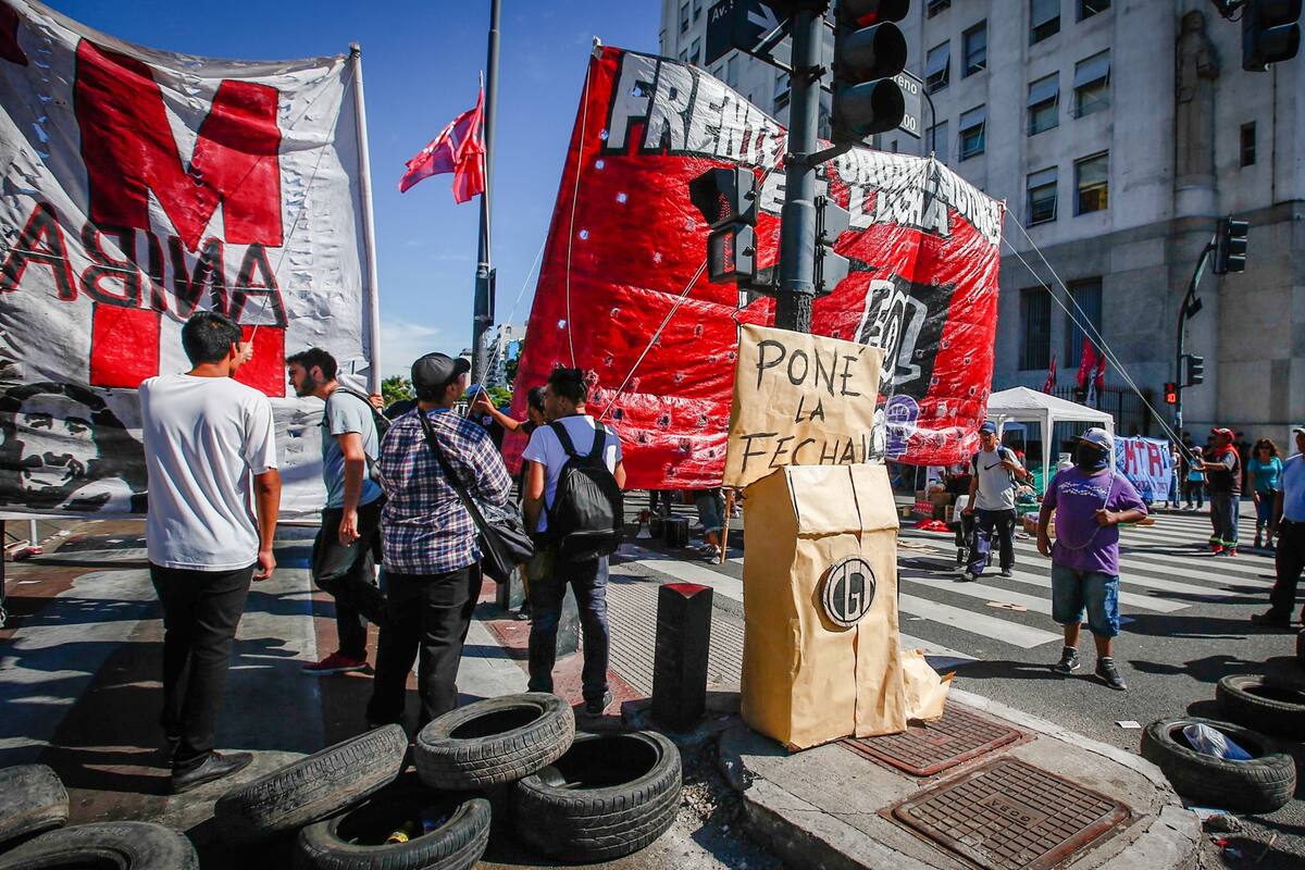 Manifestantes de distintas organizaciones sociales organizan un acampe frente al Ministerio de Desarrollo Social