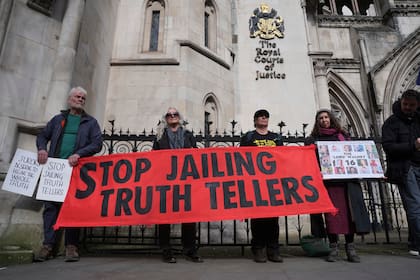 Manifestantes de Just Stop Oil posan fuera del Tribunal de Apelación en los Reales Tribunales de Justicia, en el centro de Londres, donde 16 activistas impugnan sus sentencias, el viernes 7 de marzo de 2025. (Lucy North/PA vía AP)