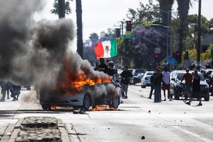 Manifestantes de las protestas en California portan banderas de su país de origen o de comunidades migrantes, como la mexicana
