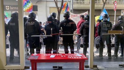 Manifestantes de los pueblos originarios organizados en el Tercer Malón de la Paz protestaron frente a la puerta del Comité Nacional de la UCR cuando se formalizaba la neutralidad en el balotaje del 19 de noviembre