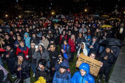 Manifestantes de Nueva Zelanda realizan una vigilia contra el asesinato del hombre de Minneapolis George Floyd en una protesta de Black Lives Matter en el Parlamento de Wellington el 1 de junio de 2020