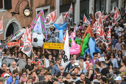 Manifestantes del movimiento contra los grandes barcos protestan en la Plaza de San Marcos en Venecia.
