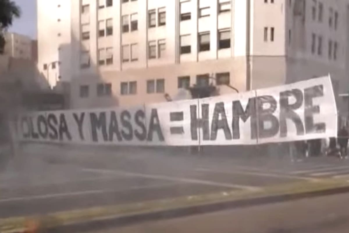 Manifestantes desplegaron una bandera con la consigna "Tolosa y Massa = Hambre" sobre la 9 de Julio