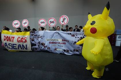 Manifestantes disfrazados de Pikachu protestan contra combustibles fósiles en la COP30