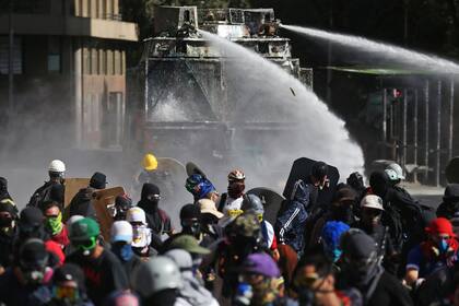 Manifestantes dispersados por camiones hidrantes en Santiago