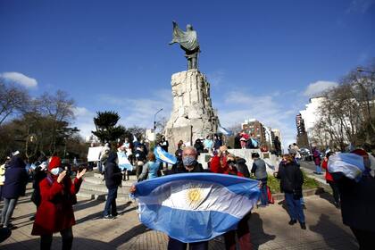 Manifestantes durante el banderazo por el 19S en Mar del Plata