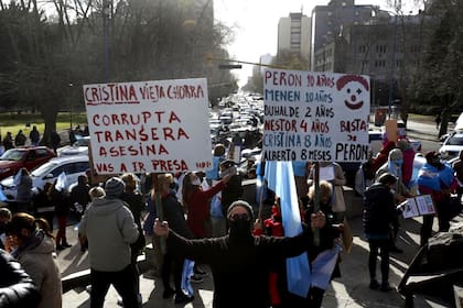 Manifestantes durante el banderazo por el 19S en Mar del Plata