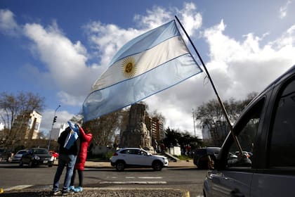Manifestantes durante el banderazo por el 19S en Mar del Plata