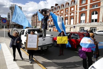 Manifestantes durante el banderazo por el 19S en Mar del Plata