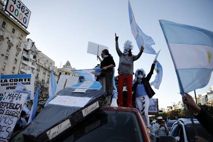 Manifestantes durante la caravana en el Obelisco