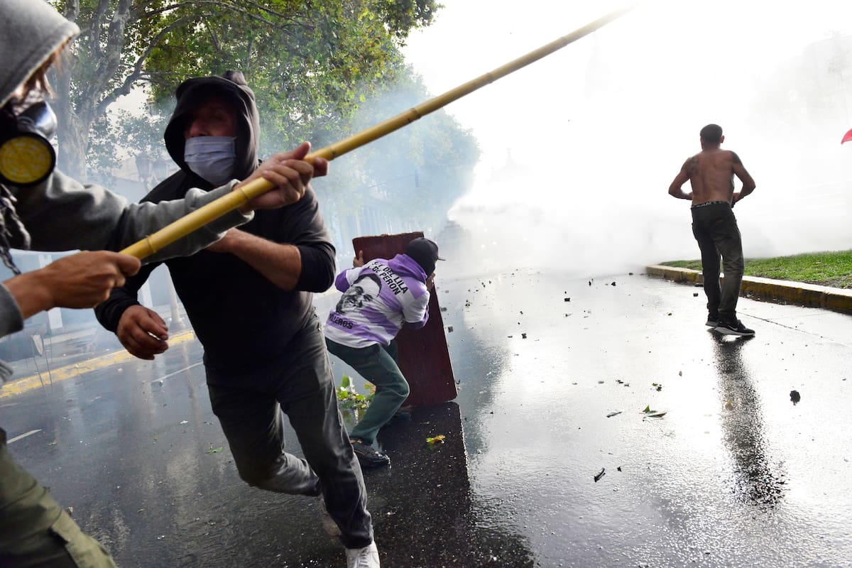 Manifestantes durante la represión por parte de las fuerzas federales en Congreso, el 12 de marzo del 2025