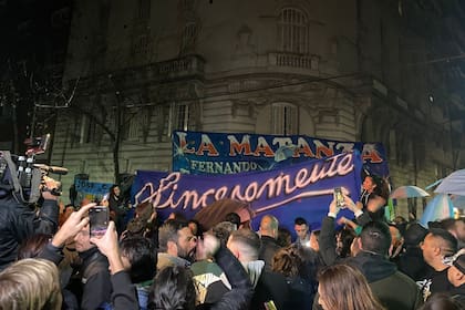 Manifestantes durante la vigilia en Recoleta