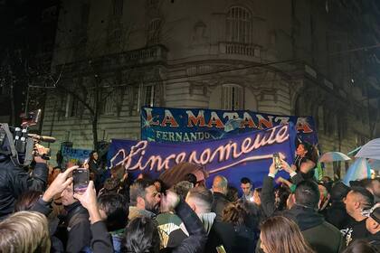 Manifestantes durante la vigilia en Recoleta