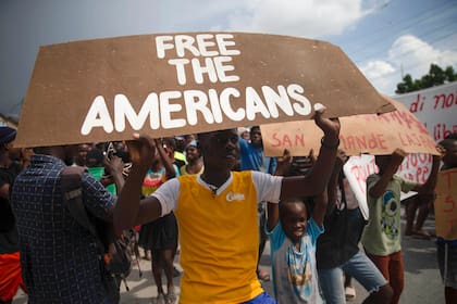 Manifestantes durante una protesta para la liberación de los misioneros secuestrados cerca de las instalaciones de la organización religiosa, el martes 19 de octubre de 2021, en Titanyen, cerca de Puerto Príncipe