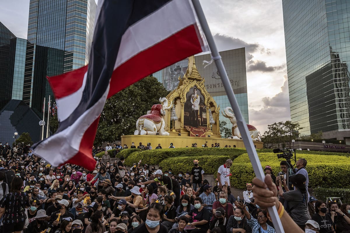 Manifestantes en Bangkok, el 25 de noviembre de 2020, frente a la sede del Banco Comercial de Siam, en el que el rey es el mayor accionista
