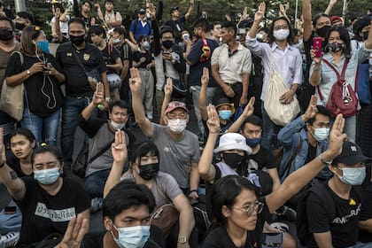 Manifestantes en Bangkok, el 25 de noviembre de 2020, frente a la sede del Banco Comercial de Siam, en el que el rey es el mayor accionista