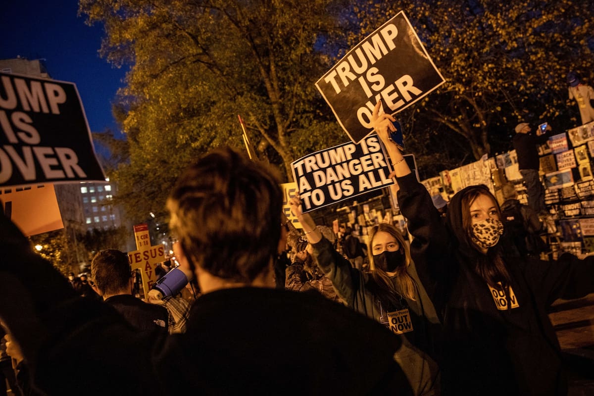 Manifestantes en contra del presidente Donald Trump en la Black Lives Matter Plaza, afuera de la Casa Rosada