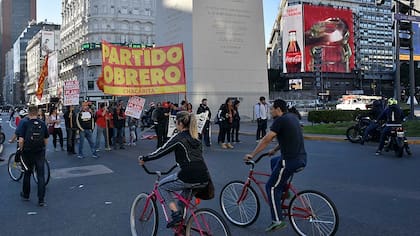 Manifestantes en el Obelisco
