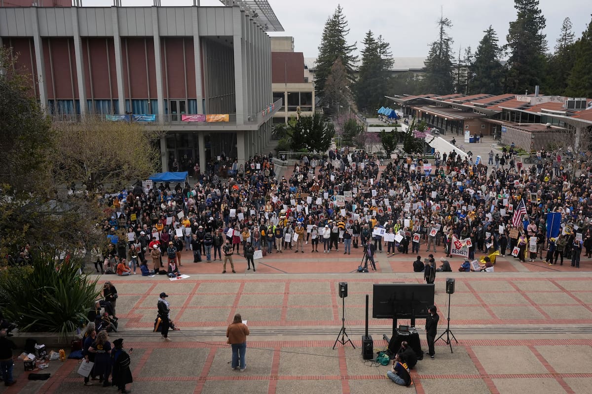 Manifestantes en el campus de la Universidad de California protestan contra decisiones educativas del gobierno de Donald Trump