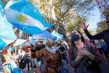 Manifestantes en el centro de la ciudad de Mendoza