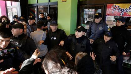 Manifestantes en el juzgado de Esquel