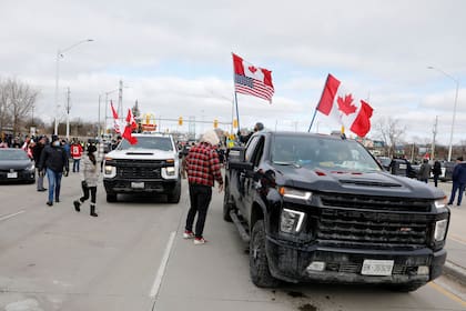 Manifestantes en el puente Ambassador que une Ontario con Detroit