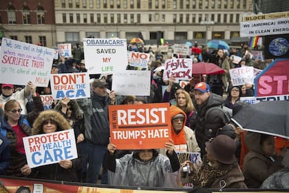 Manifestantes en Filadelfia, ayer, a la espera de la llegada de Trump