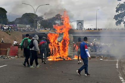 Juan Gaidó se declaró presidente interino de Venezuela y la policía comenzó a reprimir las manifestaciones en su contra