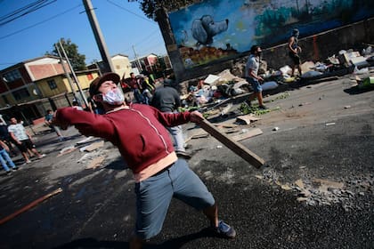 Manifestantes en las zonas vulnerables en Santiago reclaman por falta de comida y trabajo