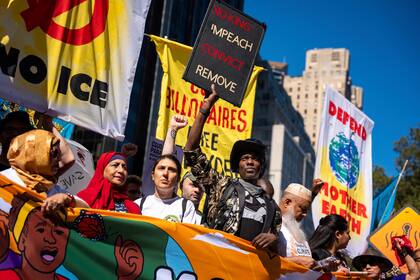 Manifestantes en NY protestan contra instituciones financieras, la crisis climática, Trump y Gaza