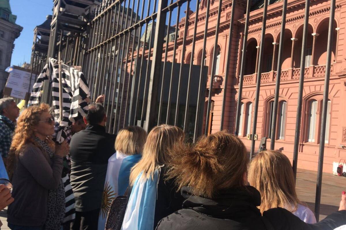 Manifestantes en Plaza de Mayo por el tractorazo