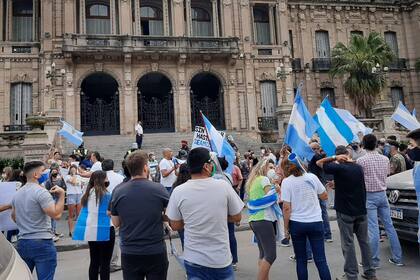 Manifestantes en Tucumán por el banderazo del 19S