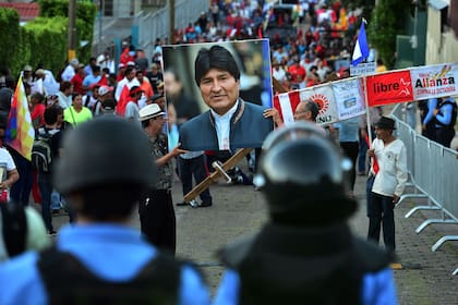 Manifestantes en una de las demostraciones de apoyo a Evo Morales