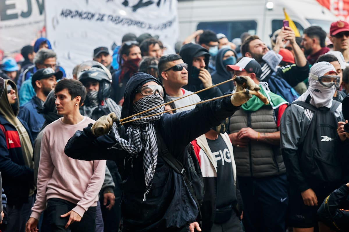 Manifestantes encapuchados atacaron el Congreso cuando se debatía la Ley Bases