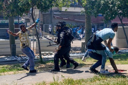 Manifestantes eritreos se enfrentan con la policía antidisturbios de Israel, en Tel Aviv, el sábado 2 de septiembre de 2023