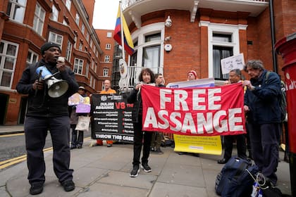 Manifestantes frente a la embajada de Ecuador en Londres, el jueves 11 de abril de 2024, donde el fundador de WikiLeaks, Julian Assange, fue arrestado hace cinco años. (AP Foto/Frank Augstein)