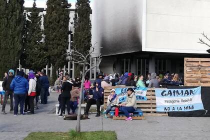 Manifestantes frente a la Legislatura provincial
