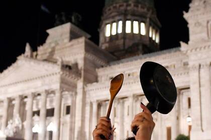 Manifestantes frente al Congreso contra el mega decreto de Milei, el 21 de este mes