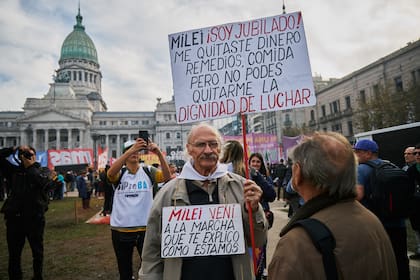 Manifestantes frente al Congreso reclaman por un aumento jubilatorio en junio del año pasado, durante el tratamiento del incremento previsional que finalmente no prosperó tras el veto presidencial
