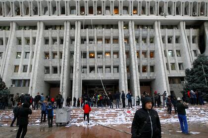 Manifestantes frente al Parlamento de Kirguistán, que llegaron incluso a ocupar
