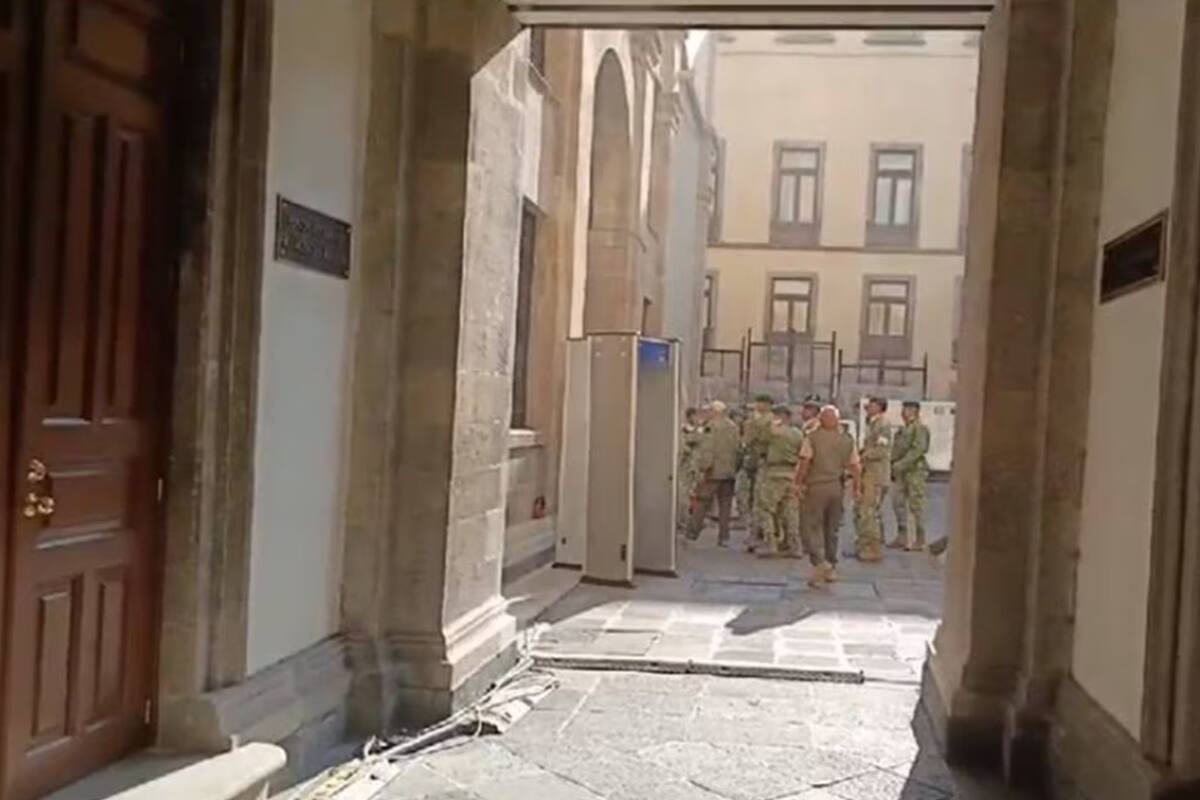 Manifestantes fuerzan la puerta de entrada del Palacio Presidencial de México