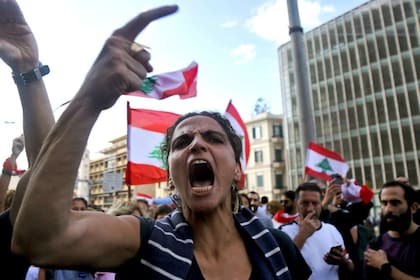 Manifestantes furiosos en la ola de protestas contra el gobierno en el Líbano que estalló el 17 de octubre de 2019