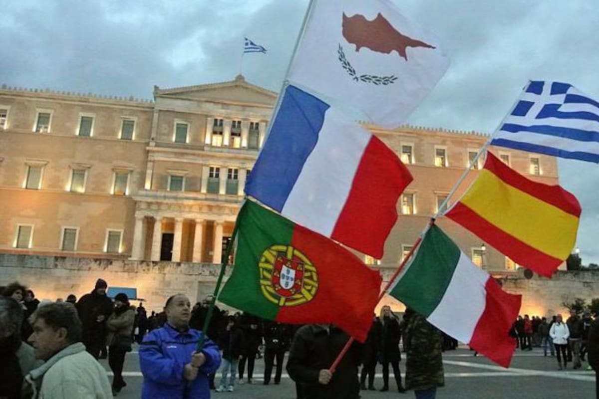 Manifestantes griegos en apoyo a un nuevo acuerdo sobre la deuda nacional griega durante la crisis en 2015