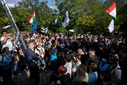Manifestantes húngaros protestan en lujosa finca vinculada al primer ministro Viktor Orbán