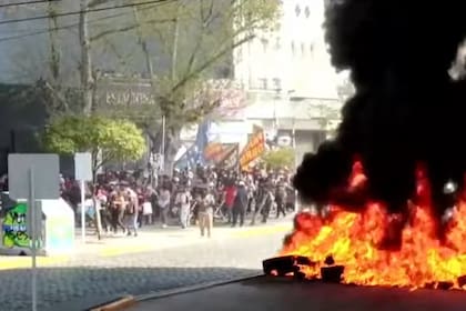 Manifestantes incendiaron neumáticos en Puente Pueyrredón