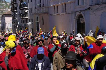 Manifestantes indígenas marchan hacia la Basílica del Voto Nacional, donde se celebraba el diálogo con el gobierno tras el paro y las protestas violentas de las últimas dos semanas, el martes 28 de junio de 2022, en el centro de Quito, Ecuador. (AP Foto/Dolores Ochoa)