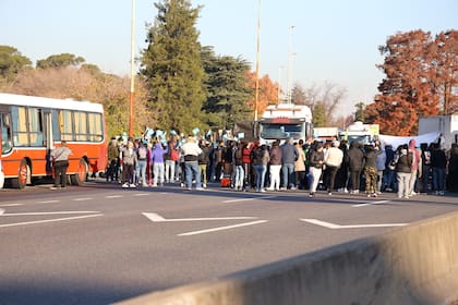 Manifestantes interrumpen el tránsito en la autopista Ricchieri frente al predio de AFA; en principio, la selección no tendrá problemas para circular rumbo al estadio de River.